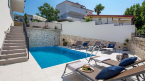 Apartments Villa Frankola with swimming pool